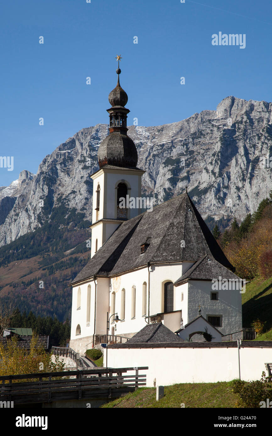 Pfarrei Kirche St. Sebastian, Reiter Alpe Berge auf der Rückseite, Malerwinkel, Ramsau, Berchtesgadener Land Bezirk Stockfoto