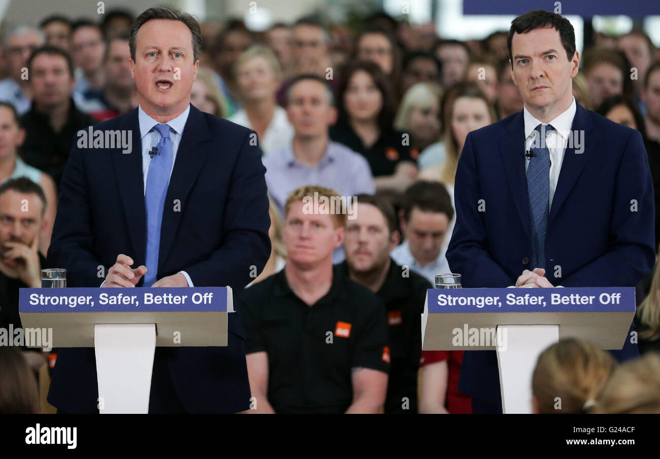 Bundeskanzler George Osborne (rechts) hört zu, wie Premierminister David Cameron eine Rede über die wirtschaftlichen Auswirkungen des Austritts Großbritanniens aus der Europäischen Union am B&Q-Hauptsitz in Chandlers Ford, Hampshire, hält. Stockfoto