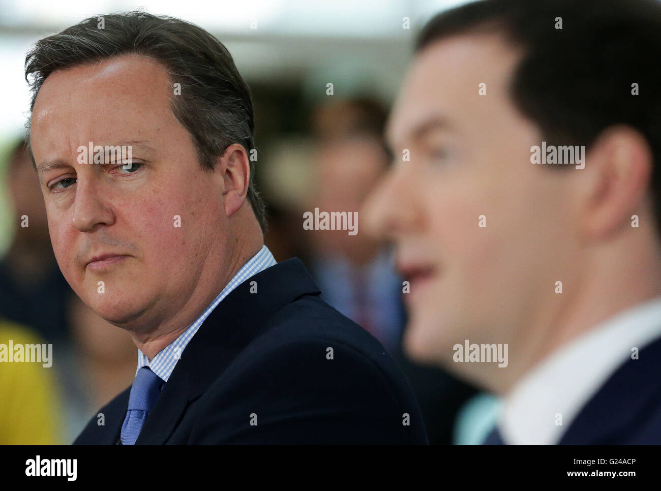 Premierminister David Cameron (links) hört, wie Kanzler George Osborne eine Rede über die wirtschaftlichen Auswirkungen des Vereinigten Königreichs liefert verlassen der Europäischen Union im BQ & Hauptquartier in Chandler es Ford, Hampshire. Stockfoto