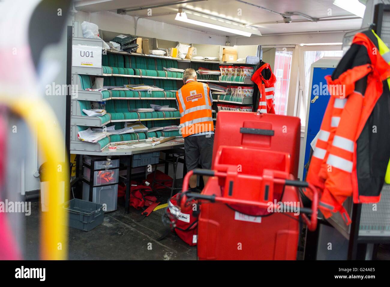 Royal Mail sortieren Office. Ein Mann arbeitet. Stockfoto