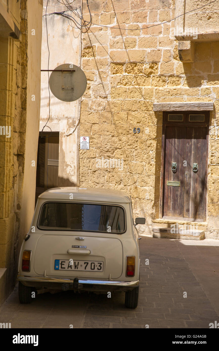 Eine schmale Straße von traditionellen Häusern in Victoria, die Hauptstadt von Gozo, Malta Stockfoto