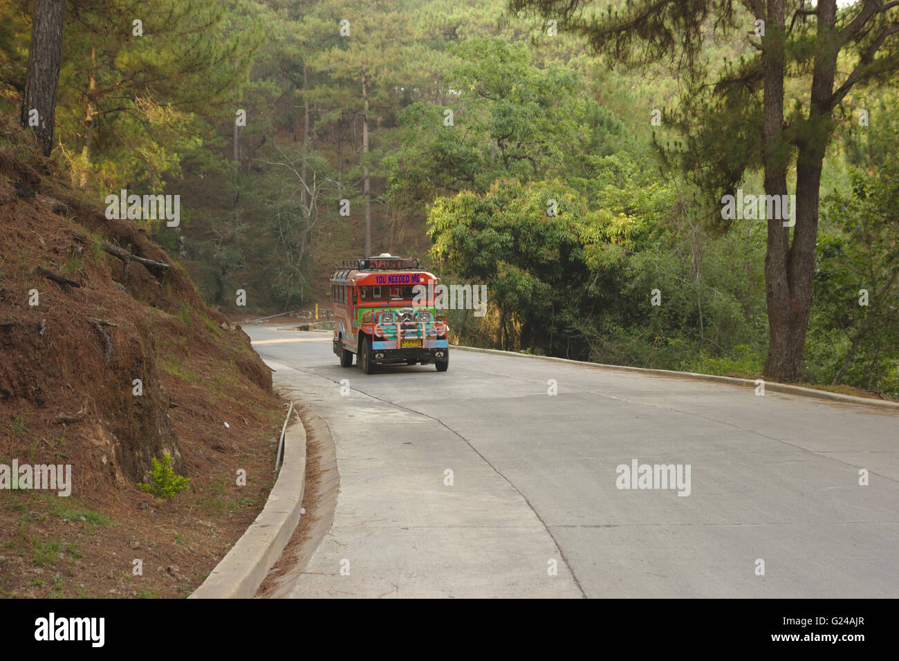 Bunter Jeepney auf einer Straße in der Nähe von Sagada, Luzon, Philippinen Stockfoto