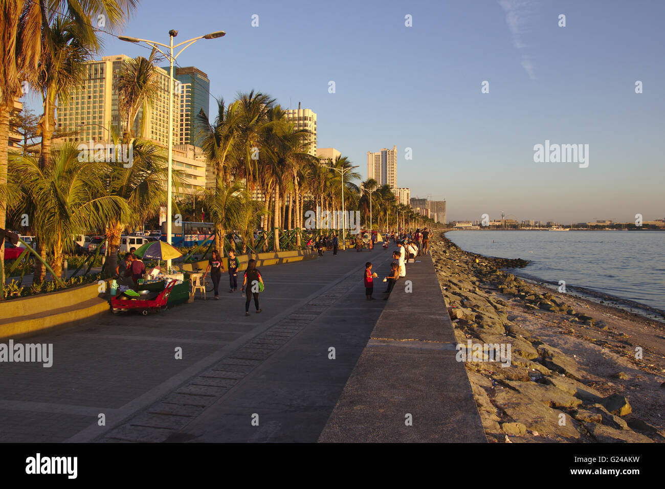 Manila, Roxas Boulevard in Manila Bucht während des Sonnenuntergangs, Philippinen Stockfoto