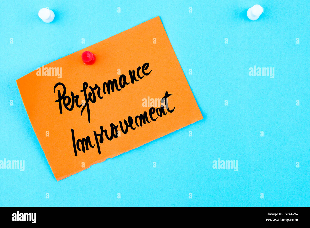 Leistungssteigerung auf orange Papier-Schuldbrief geschrieben merken auf Pinnwand mit weißen Reißzwecke, Kopie Speicherplatz Stockfoto
