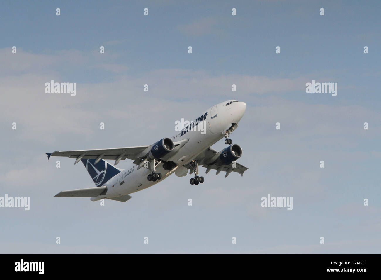 Bukarest, Rumänien - 18. Mai 2016: Rumänische nationale Fluggesellschaft Tarom, Airbus A310 ausziehen Henri Coanda International Airport Stockfoto