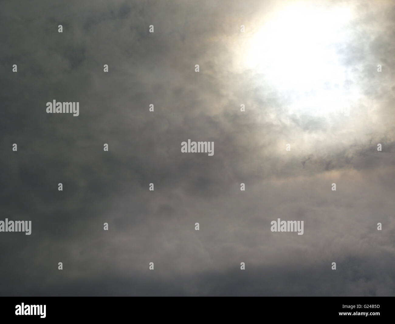 Sonne durch die Wolken grau und dunkel 3 Stockfoto