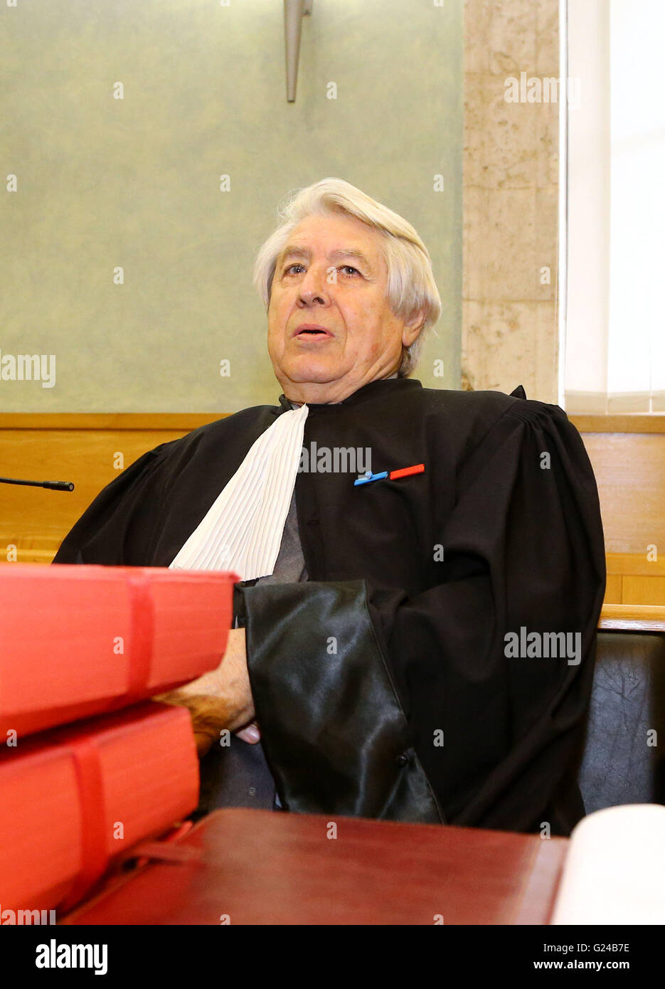 Strafverteidiger Jacques Levy kommt vor Gericht in Le Cours d'Assises de l'Aveyron in Rodez, Frankreich, zu Beginn des Prozesses gegen Jean-Louis Cayrou, die mit der Ermordung des britischen Expat Patricia Wilson erhoben worden. Stockfoto
