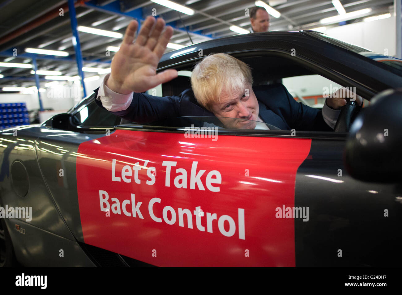 Ehemaliger Bürgermeister von London, Boris Johnson, sitzt in den Fahrersitz eines Sportwagens Ginetta bei seinem Besuch in der Ginetta-Fabrik in Garforth, West Yorkshire, im Rahmen seiner Tour auf der Kampagnenbus Abstimmung verlassen. Stockfoto