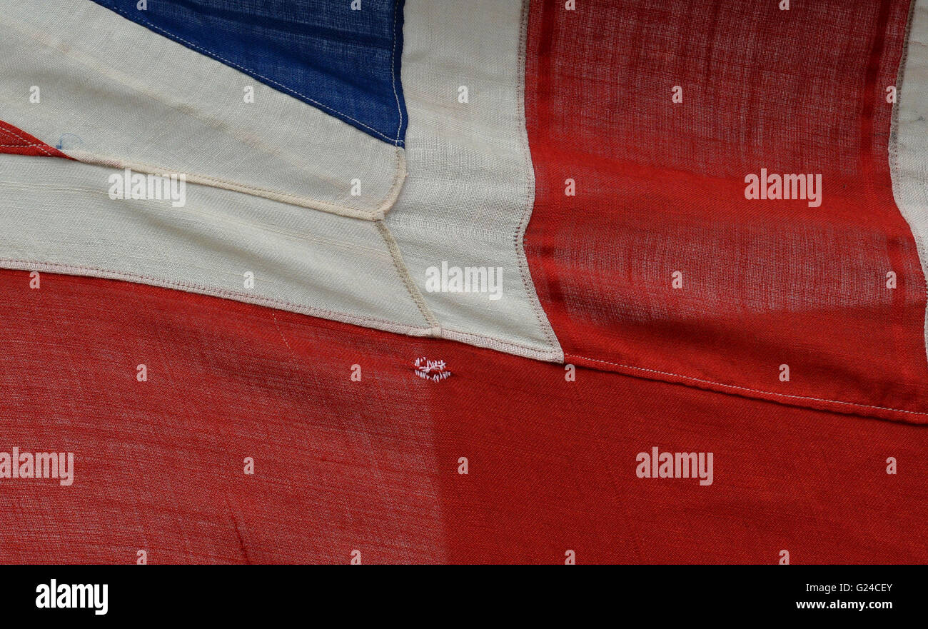 Eine reparierte Einschussloch in der ursprünglichen Flagge von Admiral Sir John Jellicoe gesehen während einer Kranzniederlegung Zeremonie zum Gedenken an die Schlacht von Jütland am Trafalgar Square in London. Stockfoto