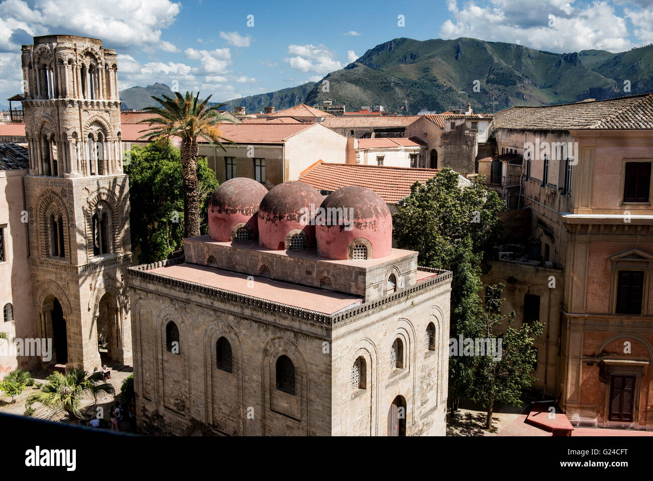 Der Blick auf San Cataldo und La Martorana Kapellen mit Bergen und Cloud im Hintergrund, Palermo, Sizilien, Italien, Europa Stockfoto