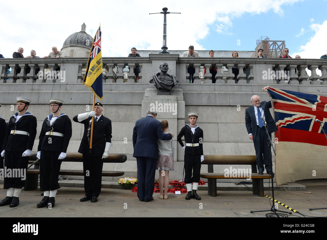 Nicholas Jellicoe und Agatha Heber-Percy, 11, große Urenkel von Admiral Sir John Jellicoe, legte einen Kranz im Rahmen einer Feierstunde zum Gedenken an die Schlacht von Jütland am Trafalgar Square in London. Stockfoto