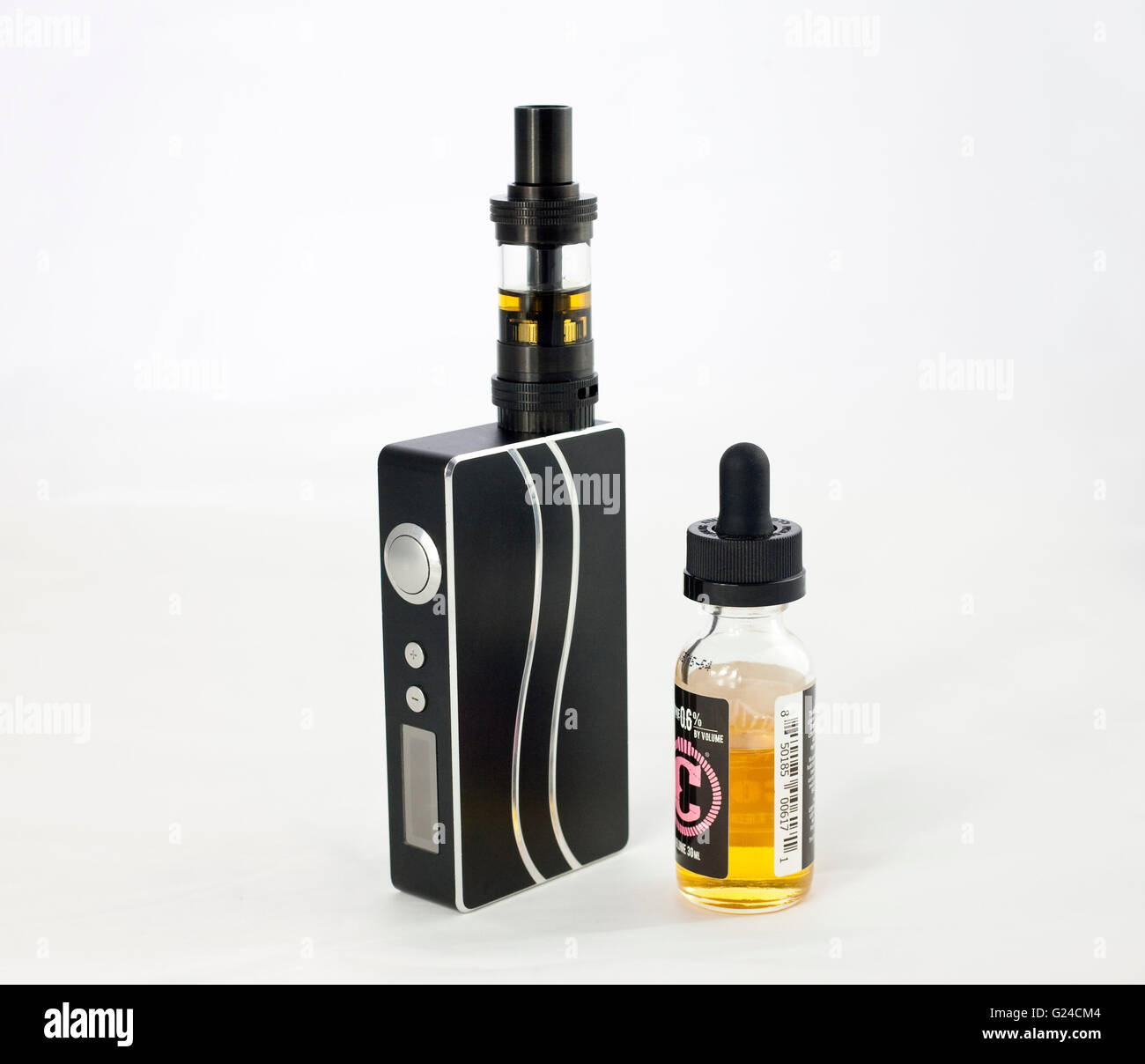 große E-Zigarette mit Tank für dampfen neben einer Flasche Flüssigkeit verwendet Stockfoto