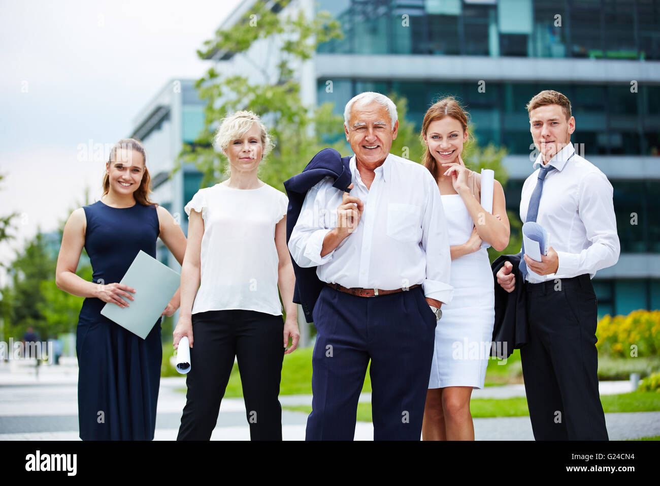 Porträt des Business Teams mit senior Manager im Sommer Stockfoto
