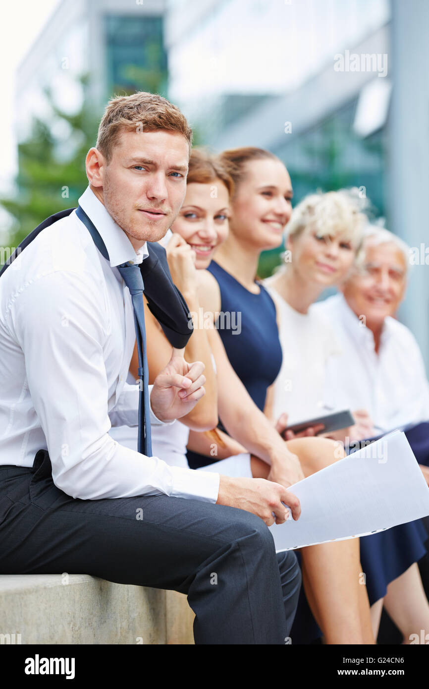 Geschäftsmann mit Business-Team sitzen im Freien in einer Stadt Stockfoto