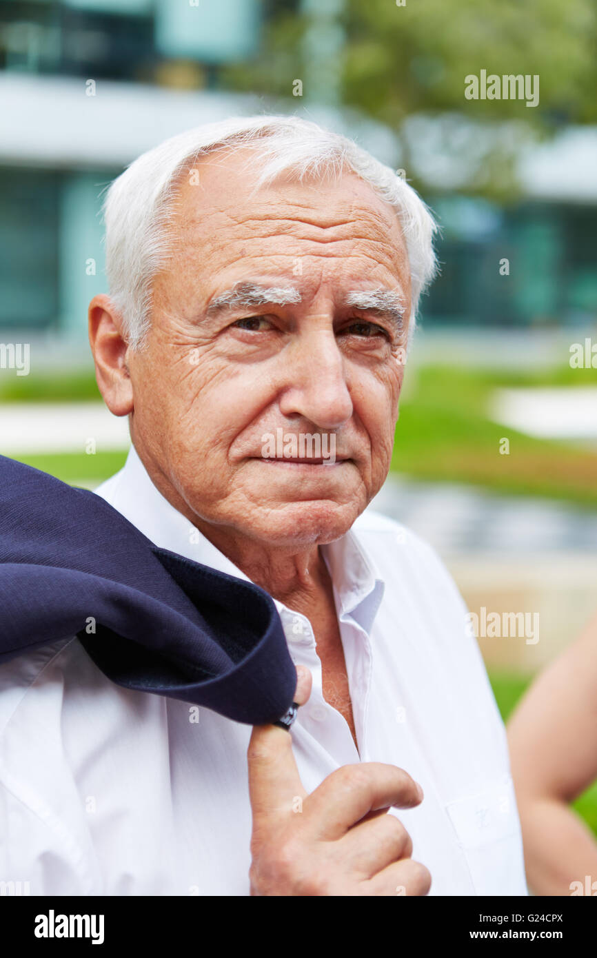 Schwere alte Business-Mann mit weißen Haaren, die in die Kamera schauen Stockfoto