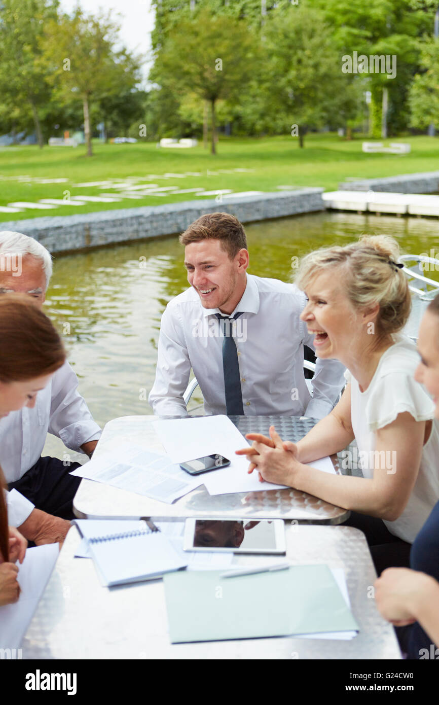 Inhalt Geschäftsleute arbeiten zusammen im Freien auf einem Tisch im Sommer Stockfoto