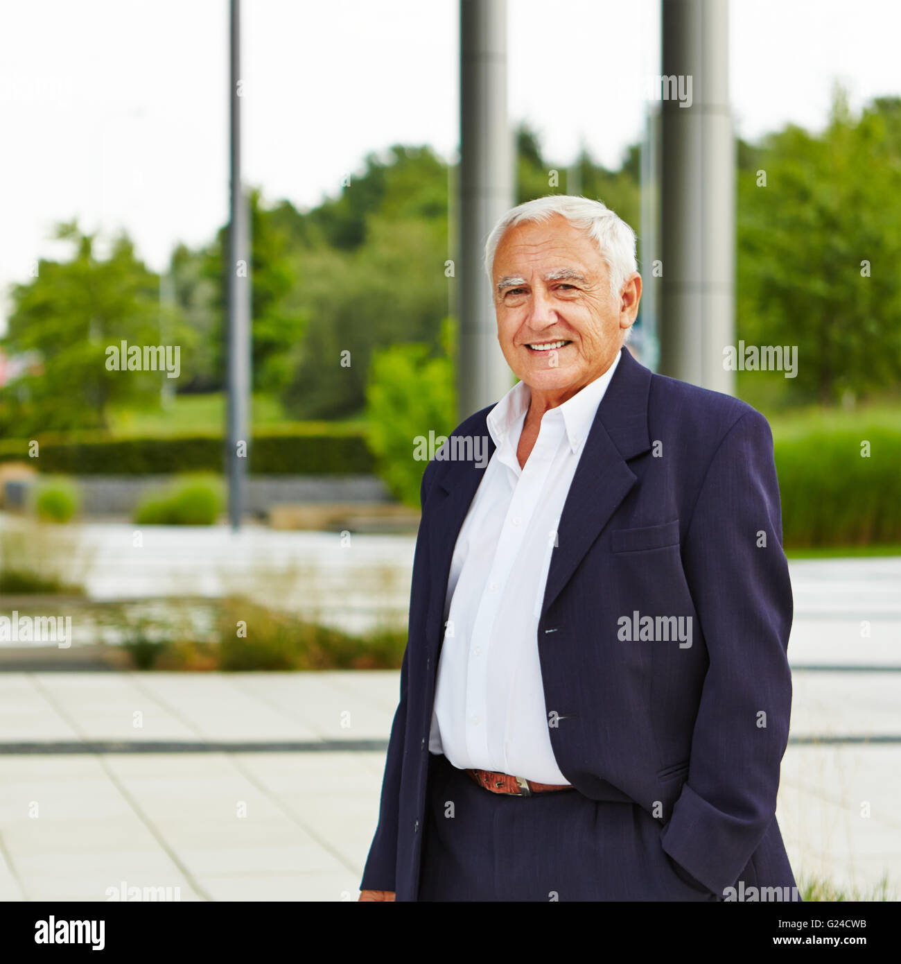 Im Ruhestand, alte Geschäftsmann stand lächelnd im freien Stockfoto