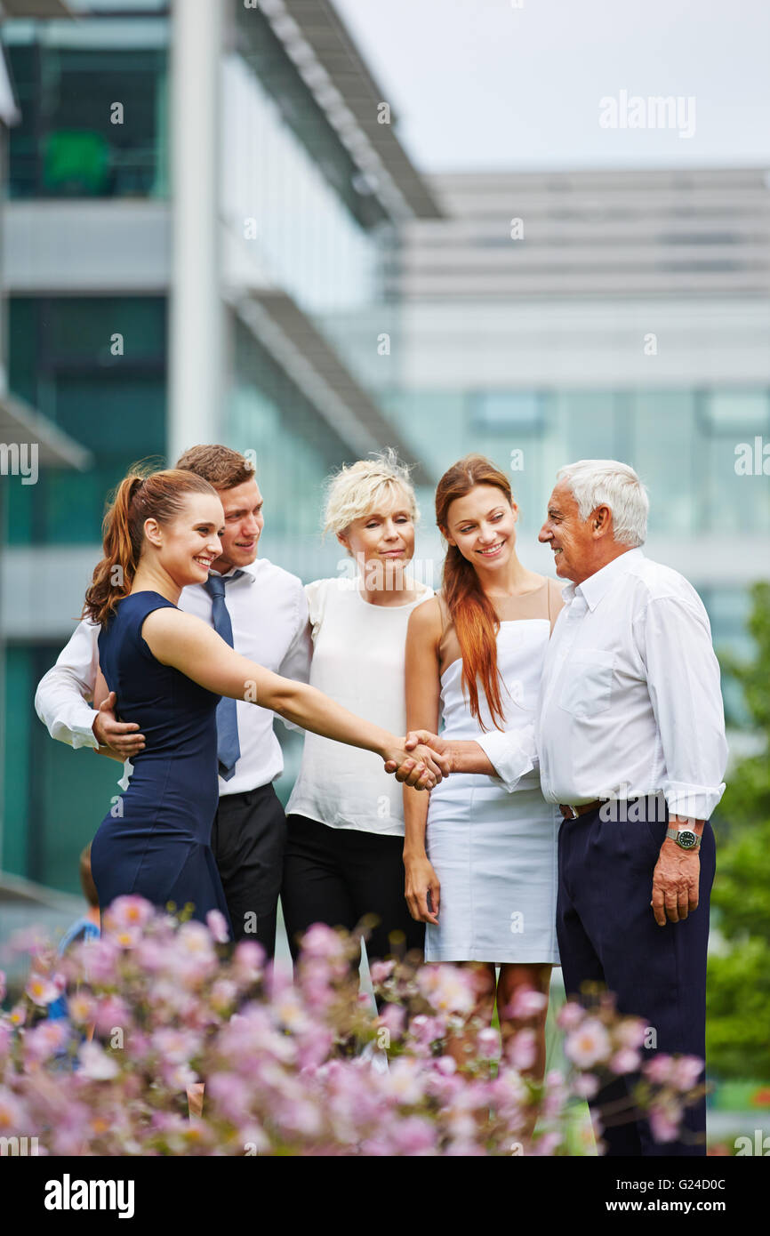 Geschäftsmann, Frau von einem Business-Team im freien Handshake verleihen Stockfoto