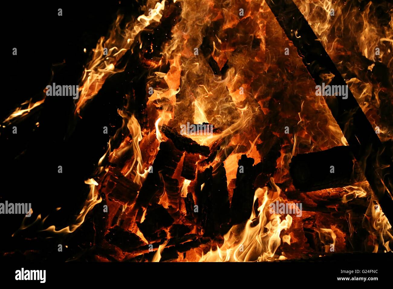 Verbrennung von Holz in Feuer Stockfoto