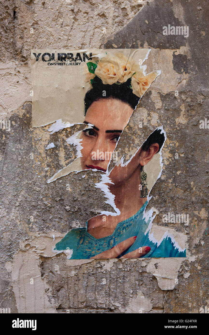 Zerrissene Plakat, Via Principe di Savoia, Lecce, Italien Stockfoto