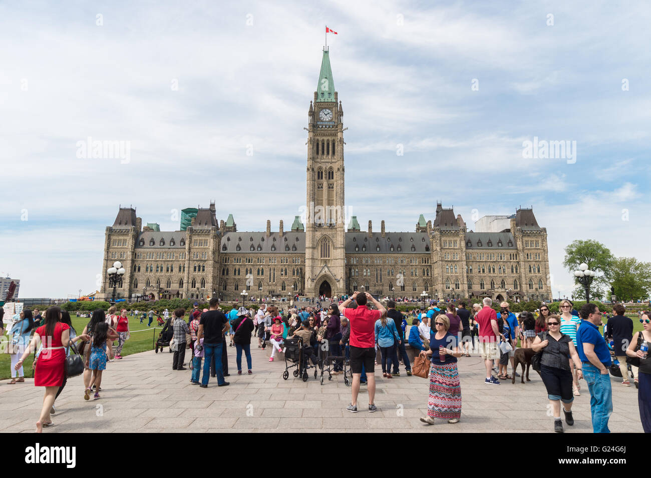 Viele Touristen, die die Bilder von dem kanadischen Parlament Centre Block in Ottawa Stockfoto