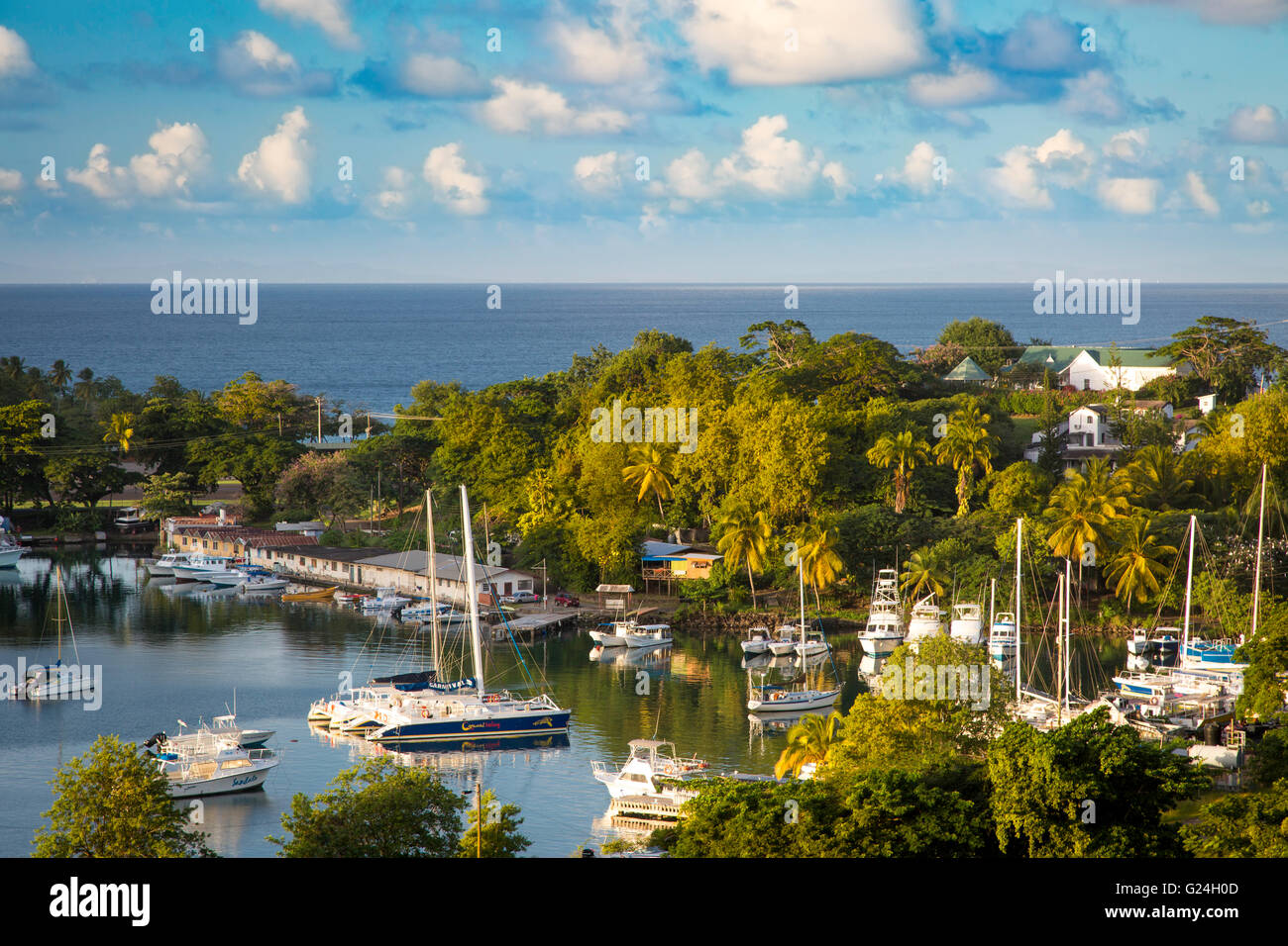 Festlegen von Sonnenlicht über den kleinen Hafen in Castries, St. Lucia, Karibik Stockfoto