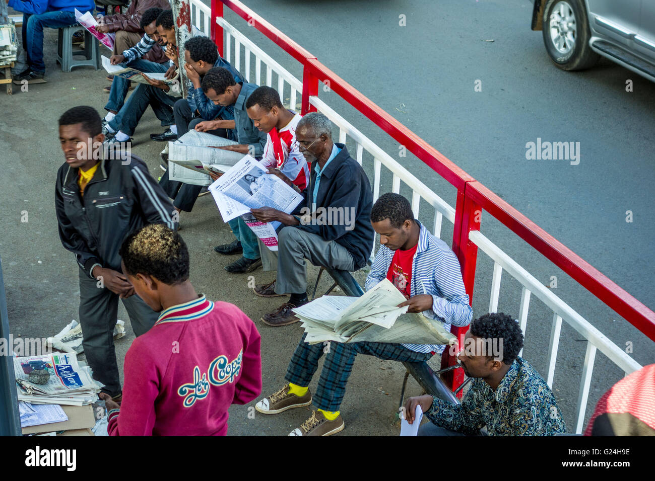 Eine Gruppe von Männern lesen Zeitungen auf der Straße in Addis Ababa, Äthiopien Stockfoto