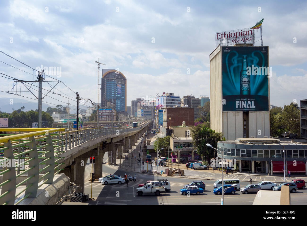 Eine geschäftige Kreuzung in Addis Abeba, Äthiopien. Eine erhöhte Stadtbahn führt über die Straßen unten Stockfoto