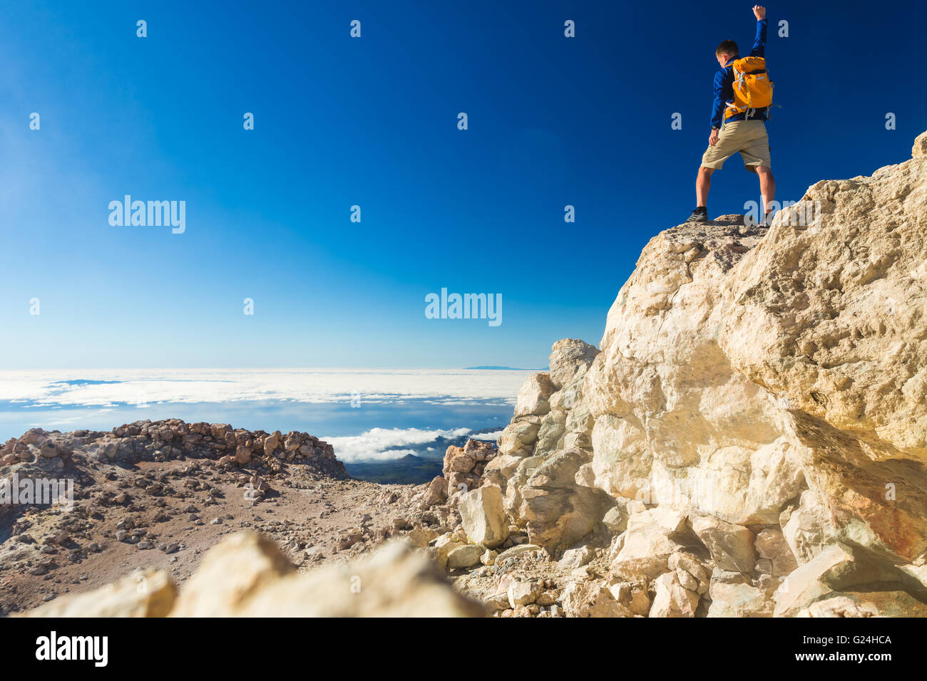 Mann touristischen Wanderer oder Trailläufer Blick auf schöne inspirierende Landschaft in Bergen. Fit Läufer mit ausgestreckten Armen, Stockfoto