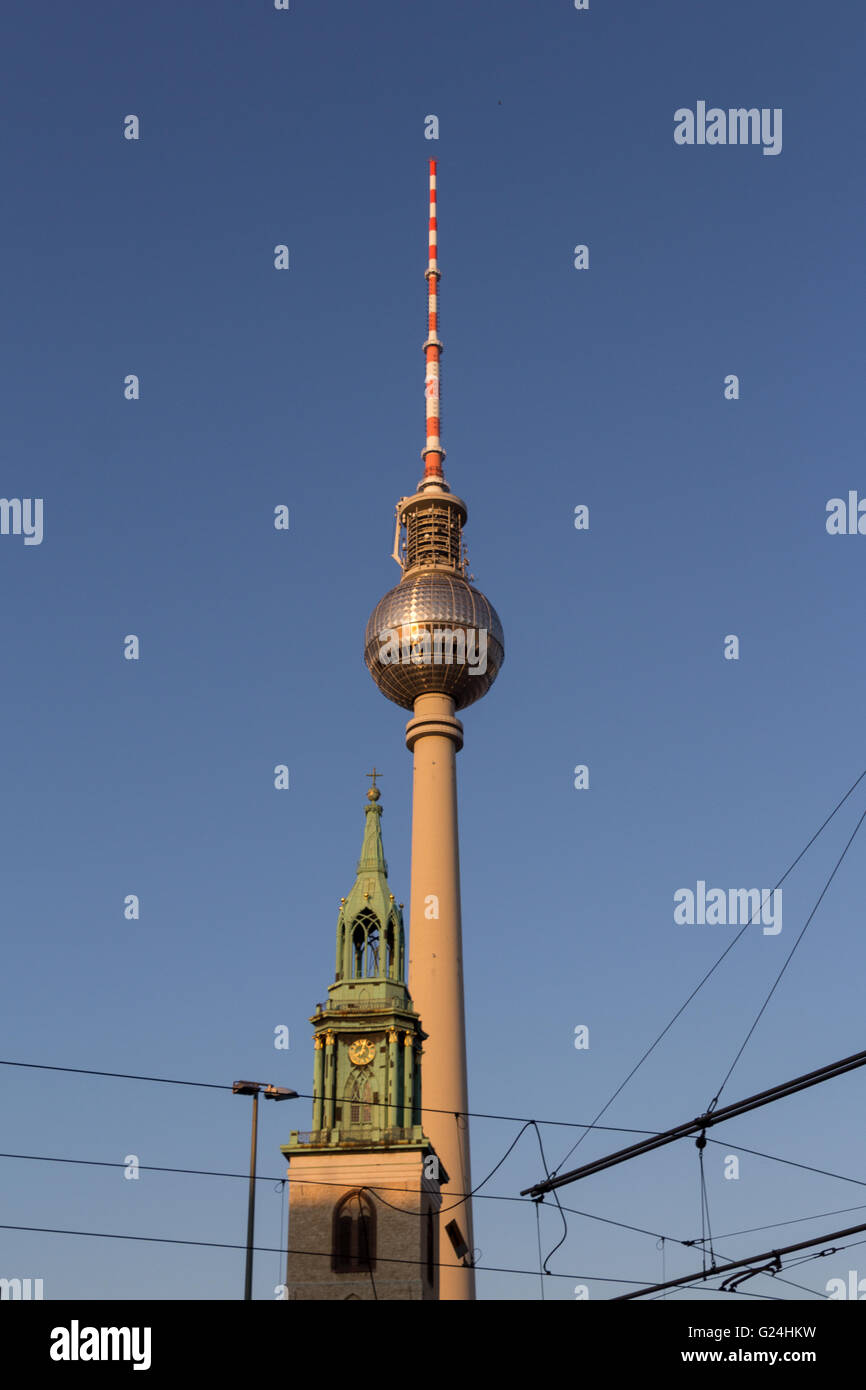 Berliner Fernsehturm (Fernsehturm), Fernsehturm und Kirche Stockfoto