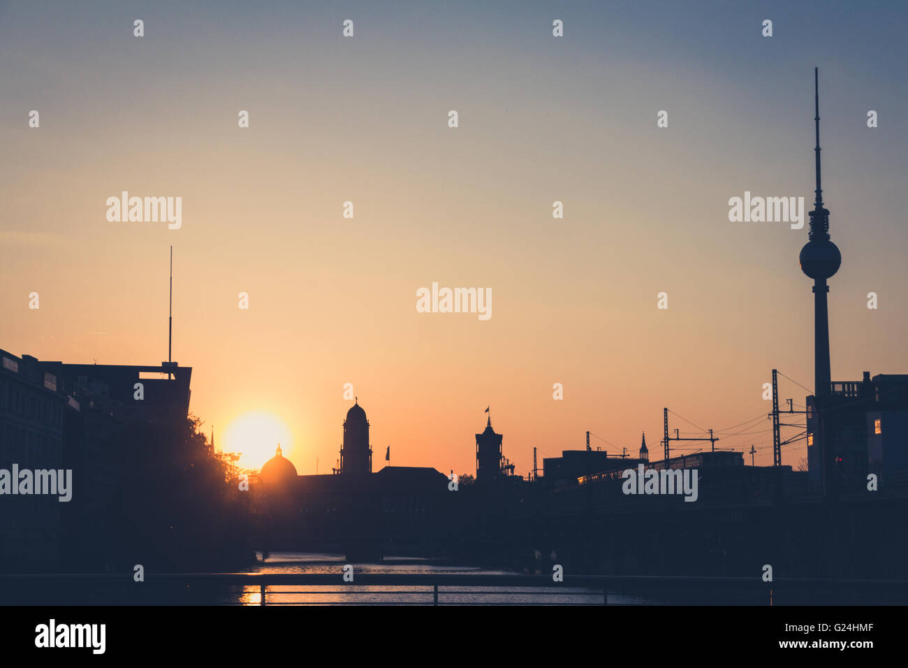 Berliner Skyline mit Turm und Sonnenuntergang Sky TV Stockfoto