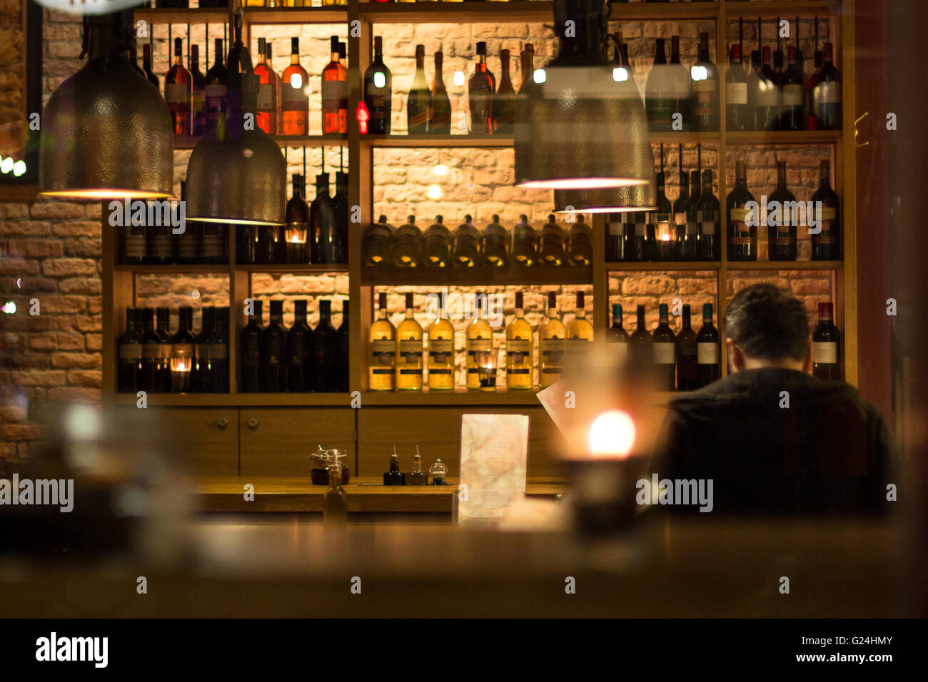 Mann sitzt allein in bar / Restaurant Stockfotografie Alamy