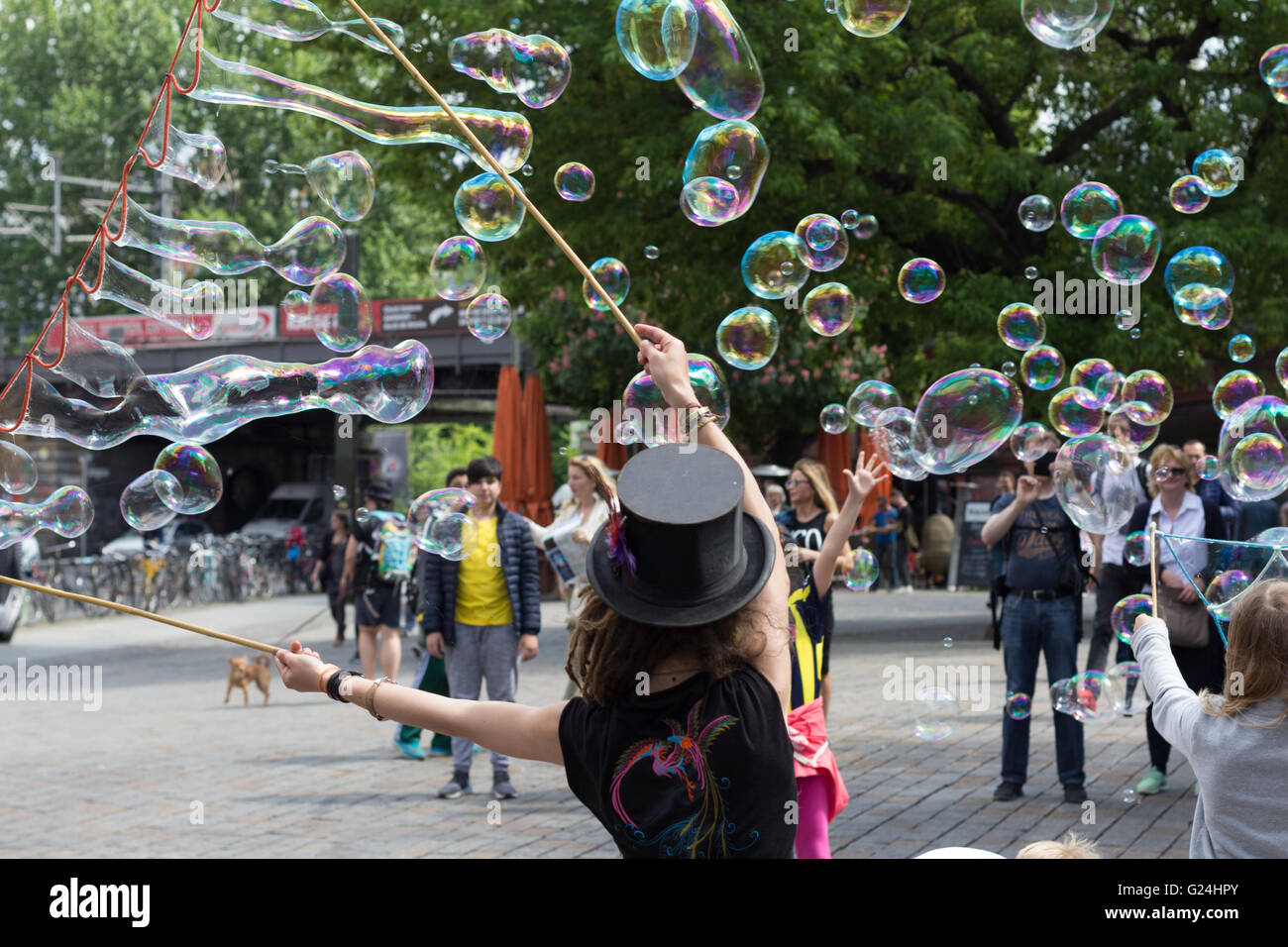 Streetart-Künstler macht Seifenblasen auf der Straße in Berlin, Deutschland. Stockfoto