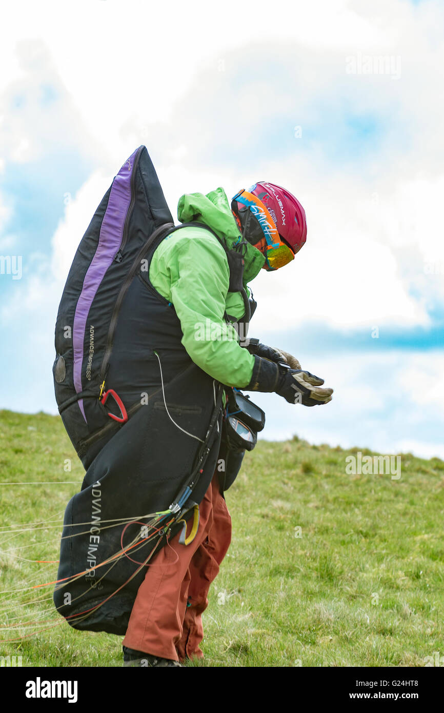 Piloten fliegen Gleitschirm an Parlick Pike, Ribble Valley, Lancashire, England Stockfoto Piloten fliegen Gleitschirm an Parlick Pike, Ribble Valley, Lancashire, England Stockfoto