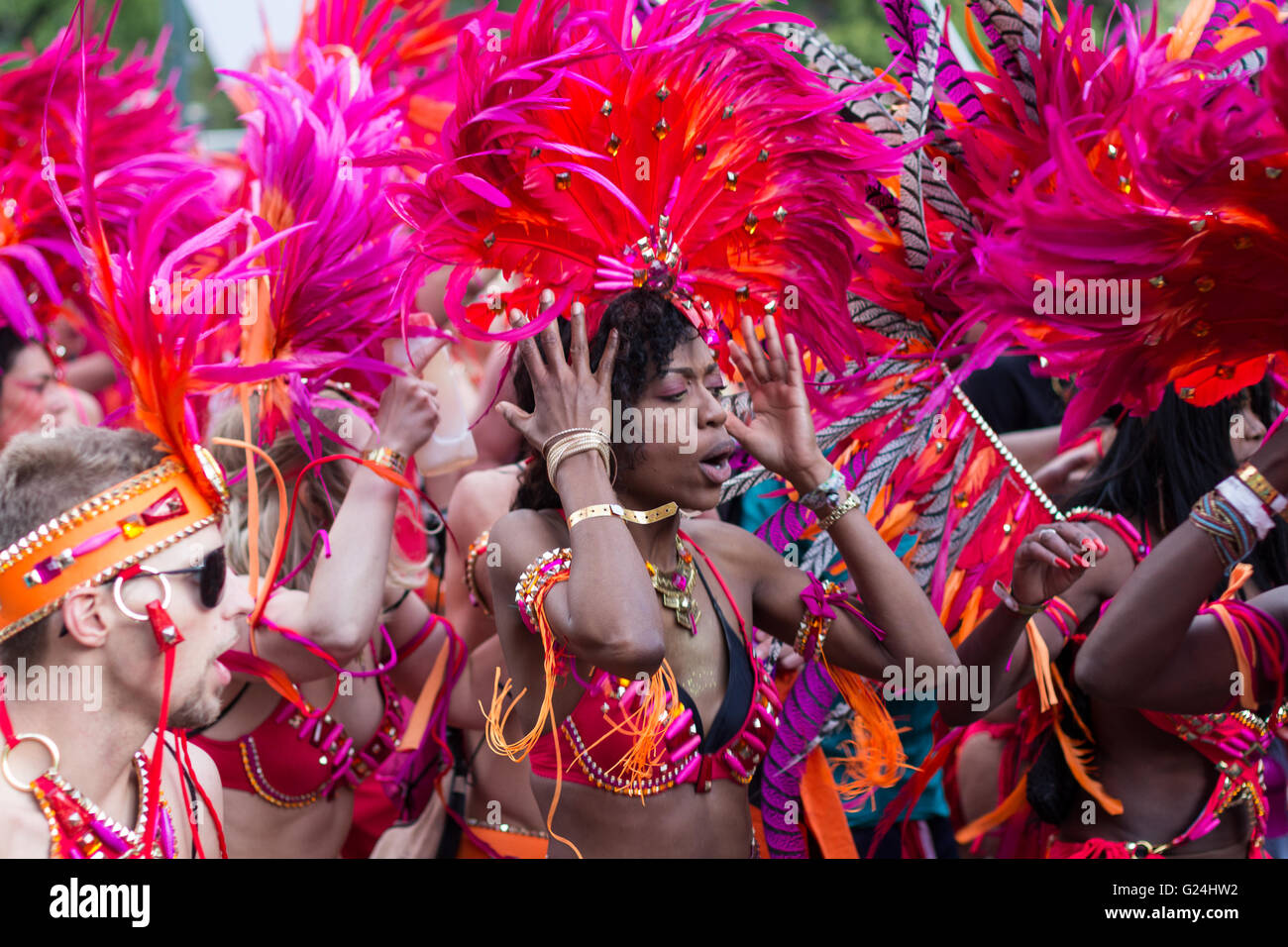 Portrait von Tanzen Frau in Kostüm für Karneval der Kulturen (Karneval der Kulturen) in Berlin, Deutschland. Stockfoto