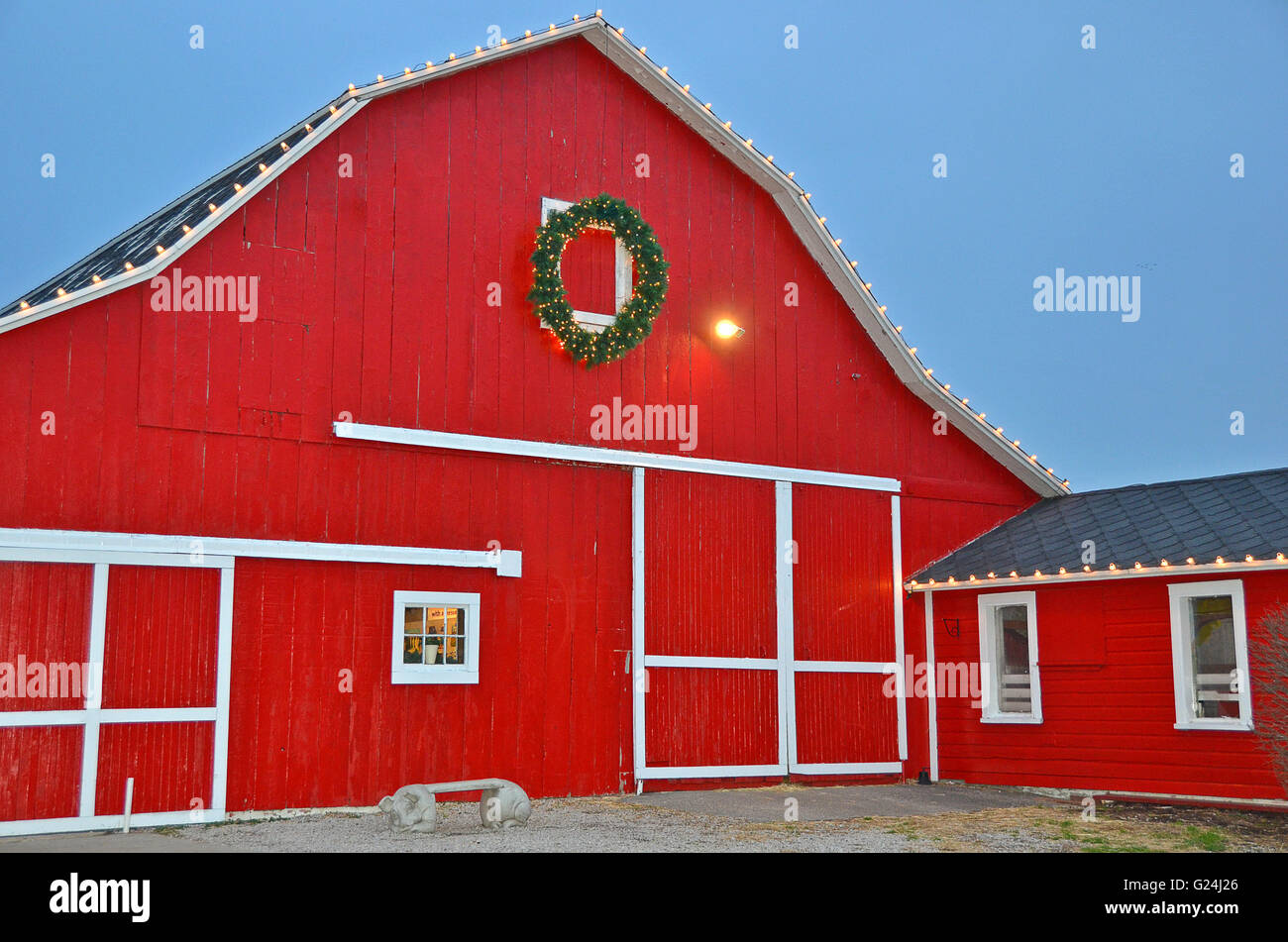 Leuchtend rote Michigan Scheune mit Adventskranz. Stockfoto