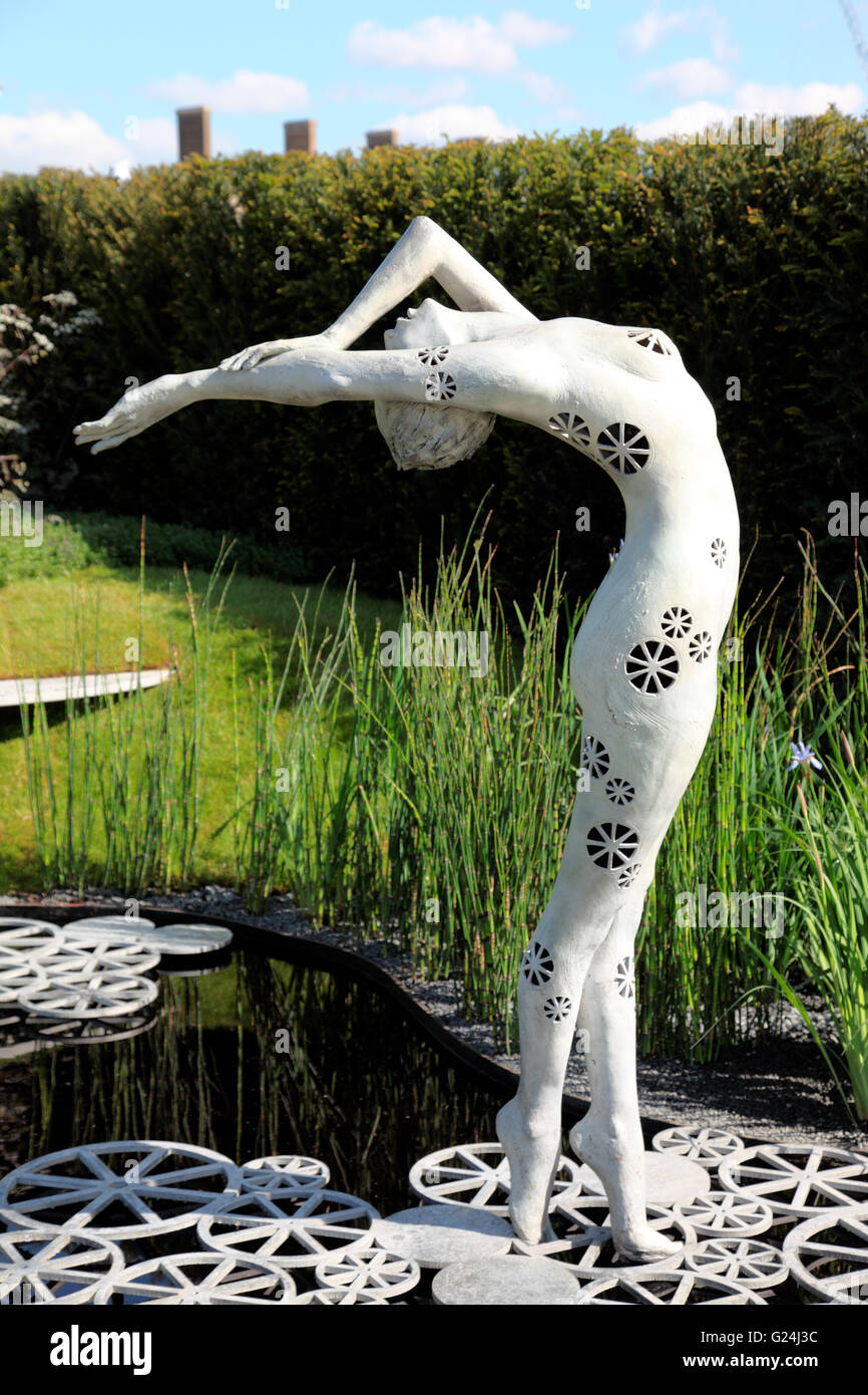 Fluss der Zeit, Bronze-Statue von Victoria Chichinadze in The Imperial Garden wieder zu beleben, ein frischer Garten bei RHS Chelsea Flower Show 20 Stockfoto