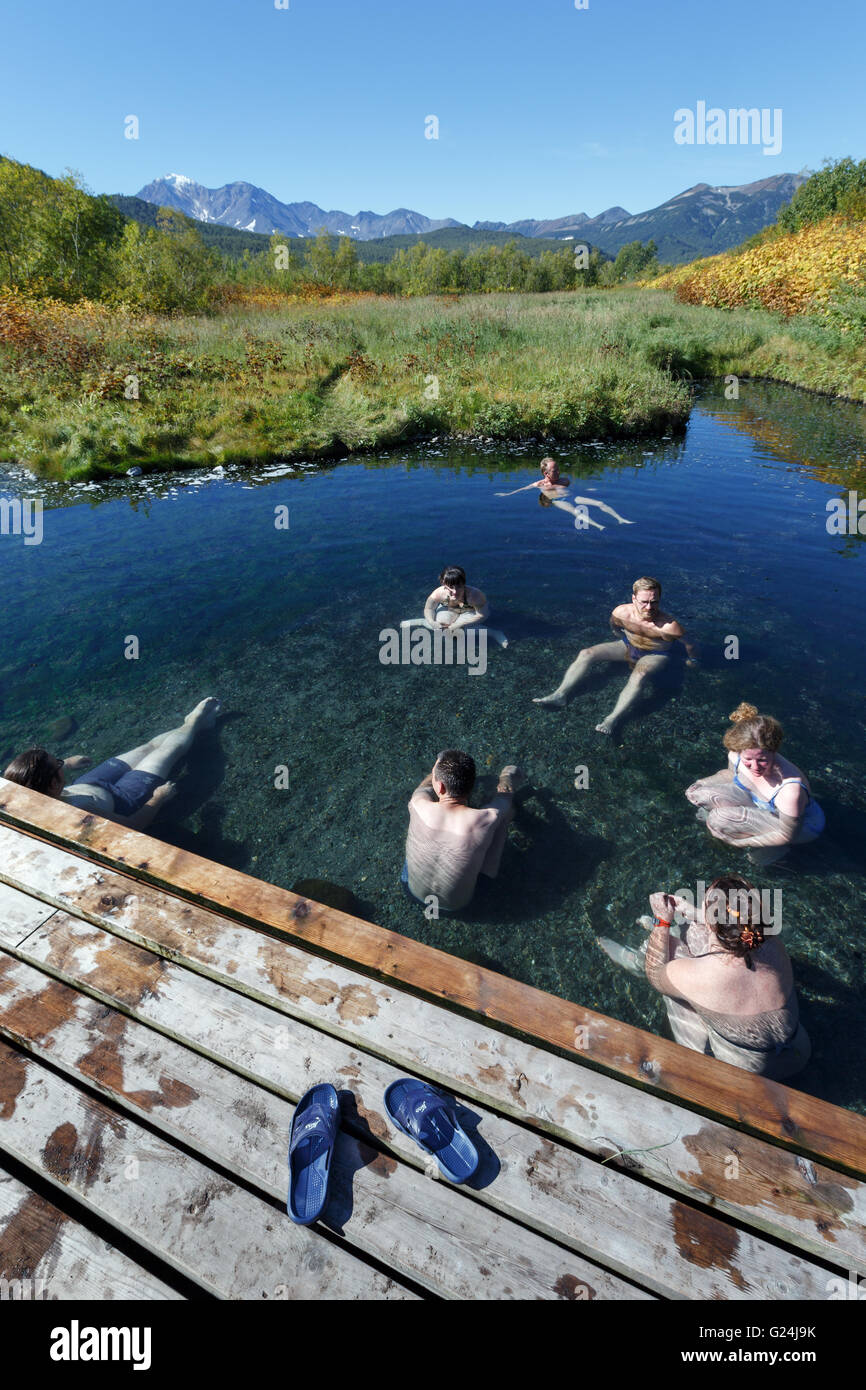 Gruppe von Menschen nehmen eine therapeutische (Heilbäder) im Pool mit natürlichen thermal-Mineralwasser mit balneologischen Eigenschaften. Stockfoto