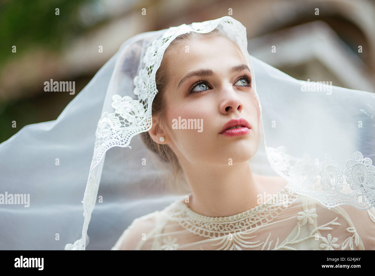 Porträt einer schönen Braut Schleier tragen Stockfoto
