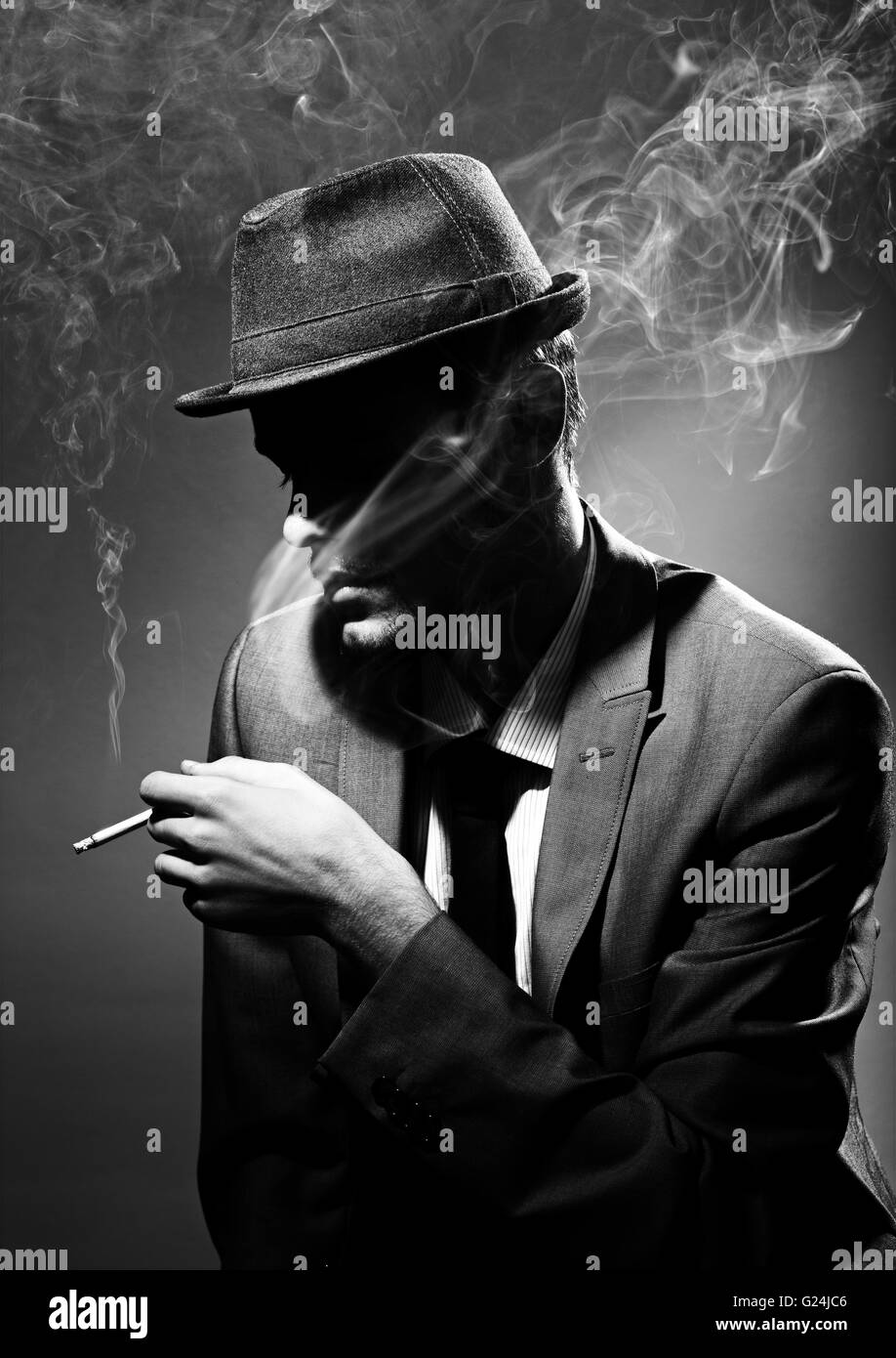 Schwarz / weiß Porträt eines Mannes, eine Zigarre rauchend Stockfoto
