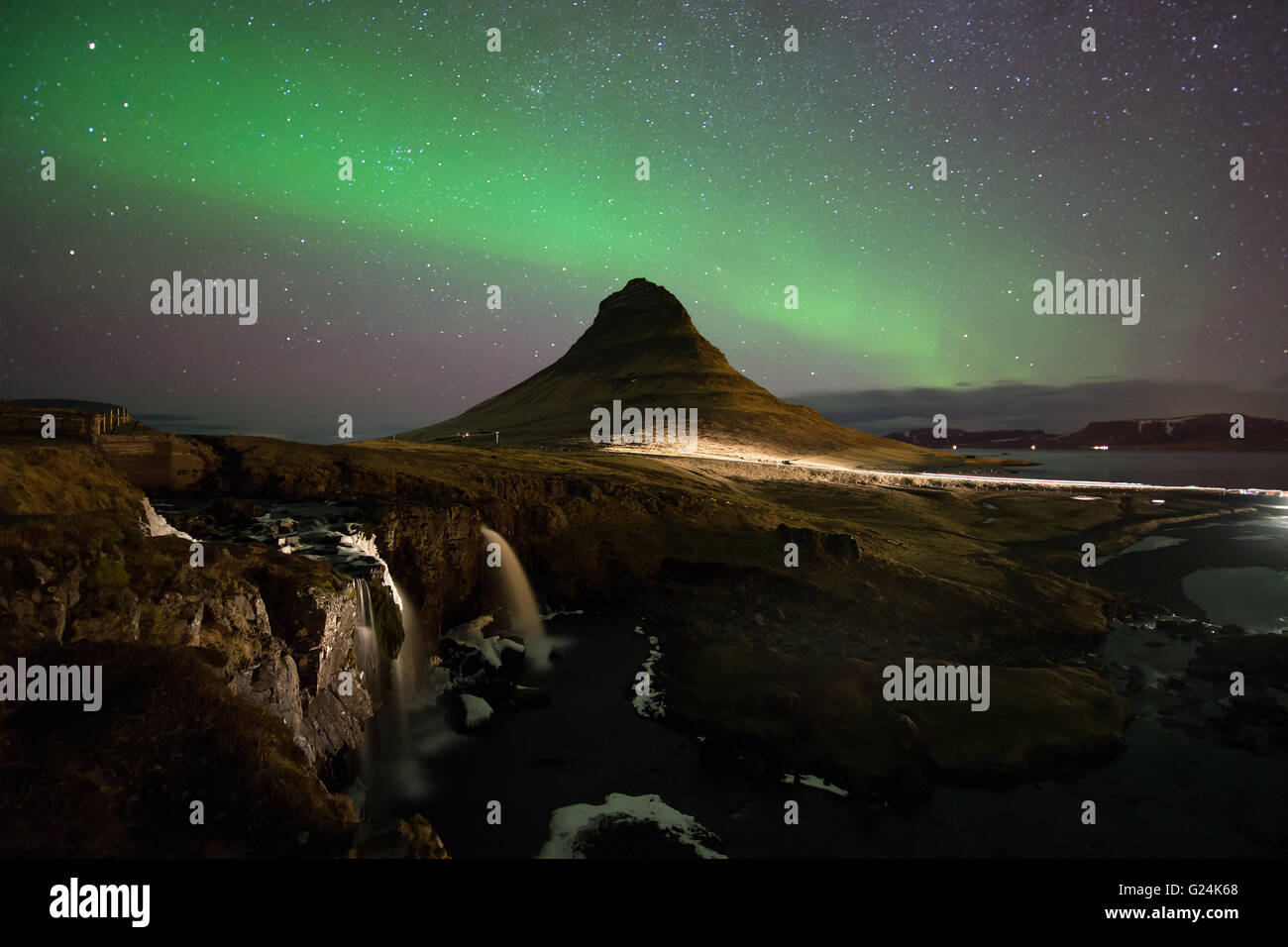 Berg Kirkjufell und Aurora in Island Stockfoto