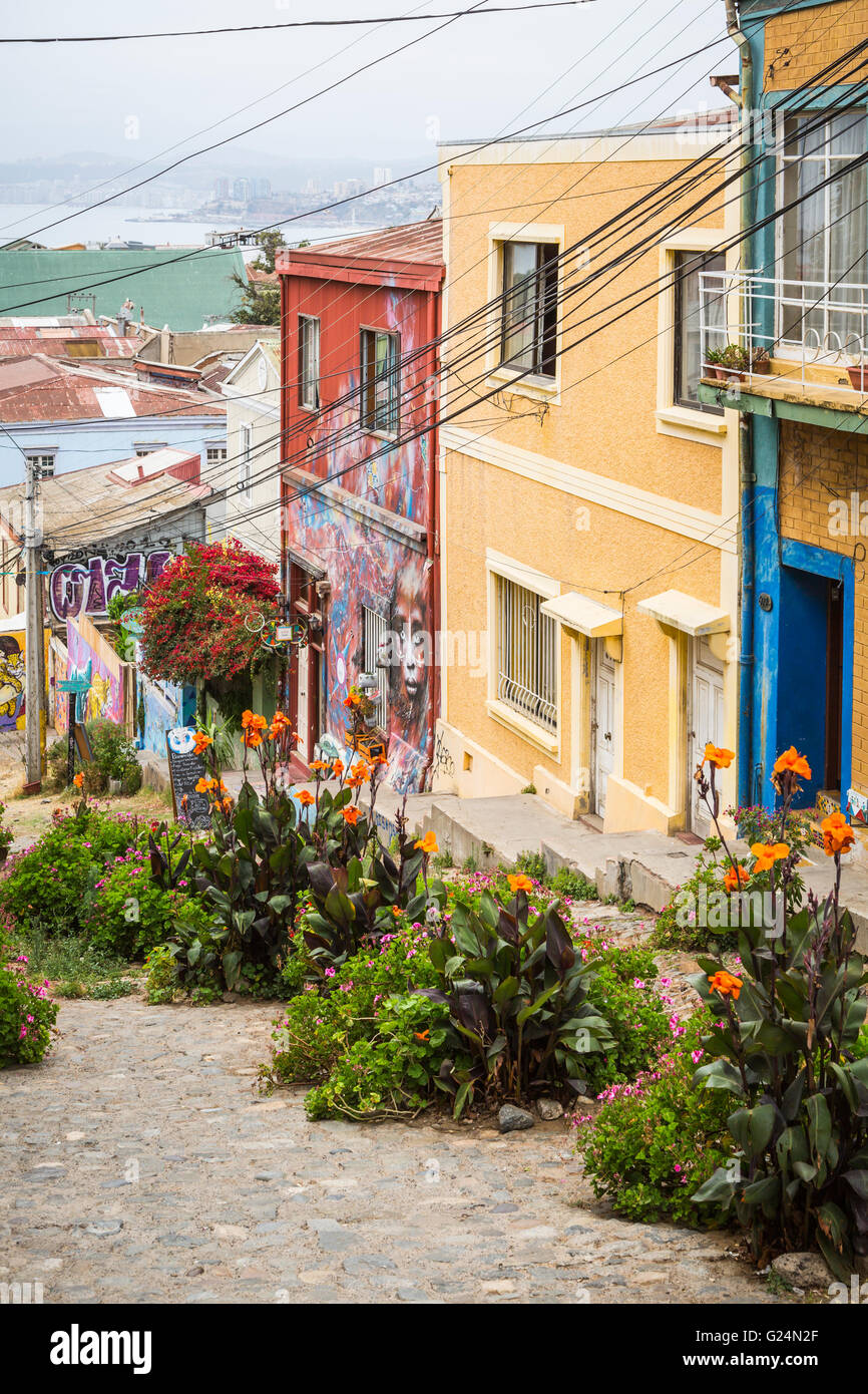 Pastell farbigen Geschäften und Gebäuden in Valparaiso, Chile, Südamerika. Stockfoto