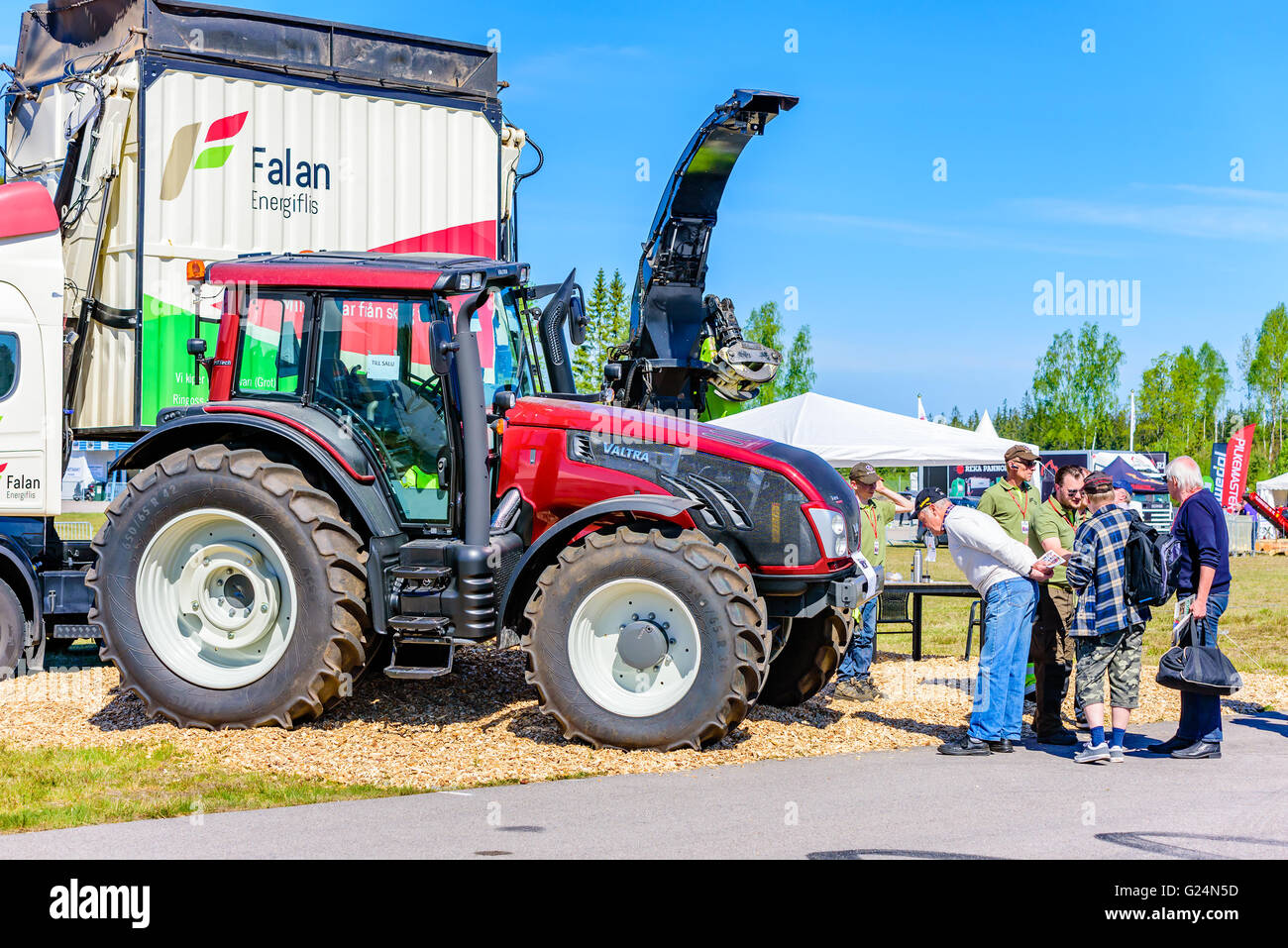 Emmaboda, Schweden - 13. Mai 2016: Wald und Traktor (Skog Och Traktor) fair. Rot Valtra T193 Traktor wird von den Besuchern angeschaut Stockfoto