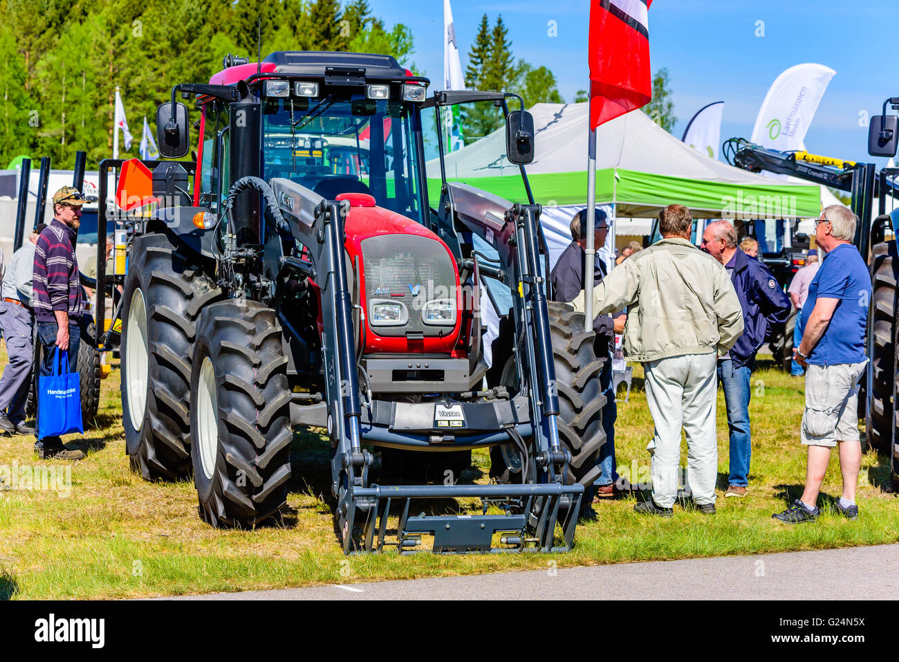 Emmaboda, Schweden - 13. Mai 2016: Wald und Traktor (Skog och Traktor). Besucher, die an einer roten Valtra A83 Traktor. Stockfoto