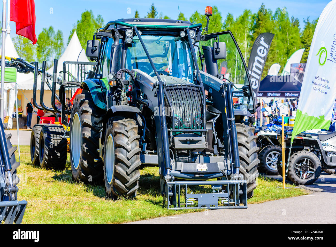 Emmaboda, Schweden - 13. Mai 2016: Wald und Traktor (Skog Och Traktor) fair. Front- und grünen Traktor Valtra N114. Stockfoto