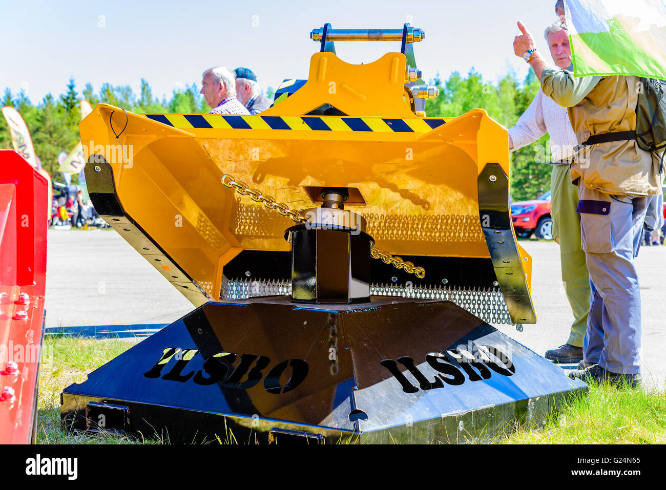 Emmaboda, Schweden - 13. Mai 2016: Wald und Traktor (Skog Och Traktor) fair. Die Unterseite der eine gelbe Nilsbo Kette Mulcher mit Stockfoto