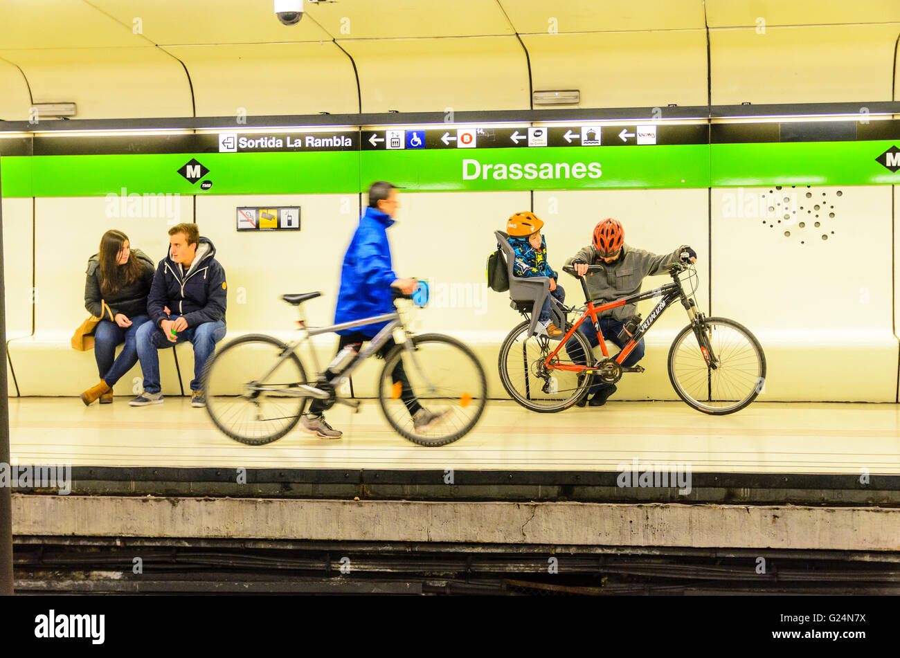 Radfahrer an Drassanes Station auf die U-Bahn von Barcelona Stockfoto