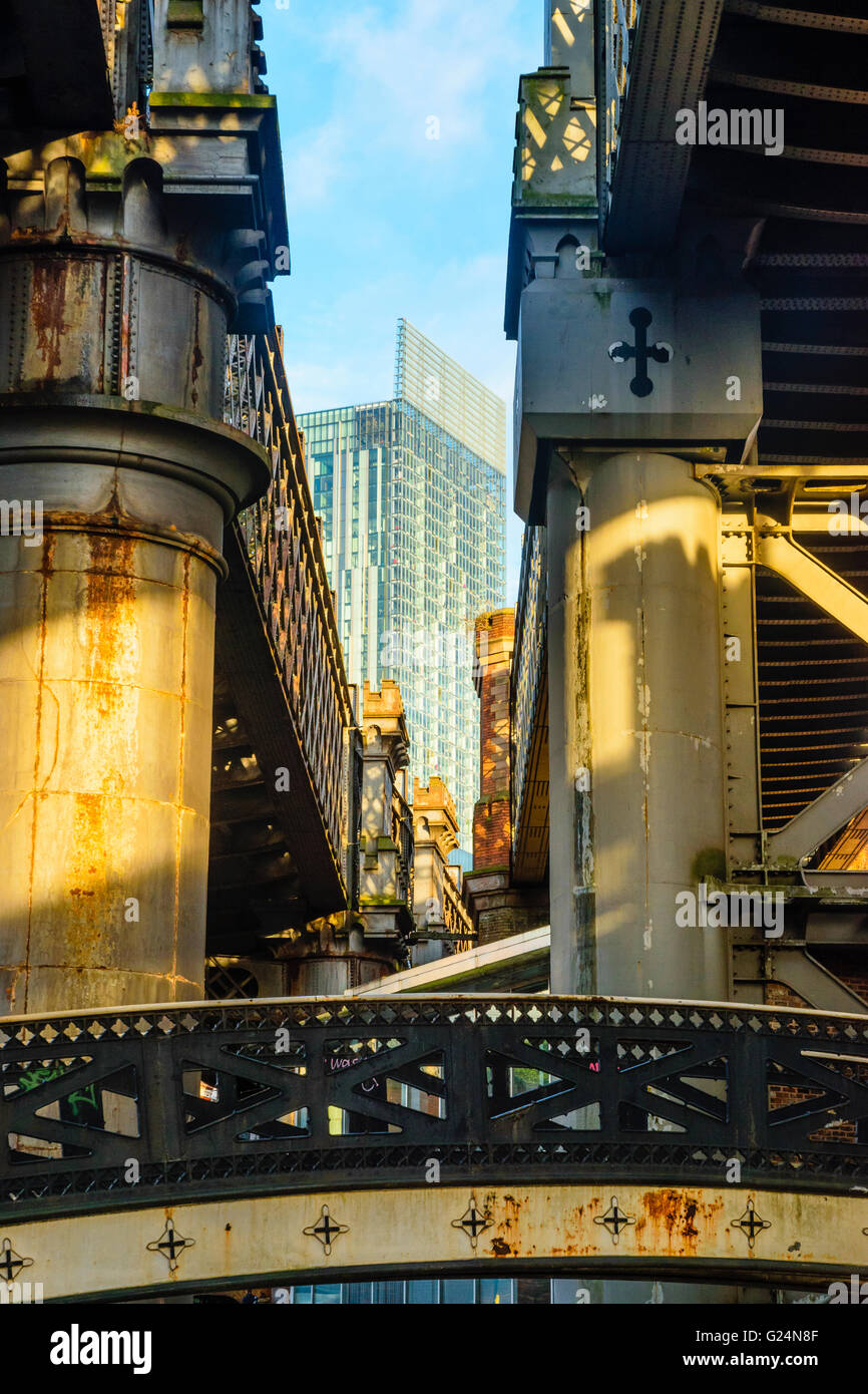 Der Beetham Tower erscheint zwischen Brücken im Bereich Regeneration von Castlefield Manchester Stockfoto