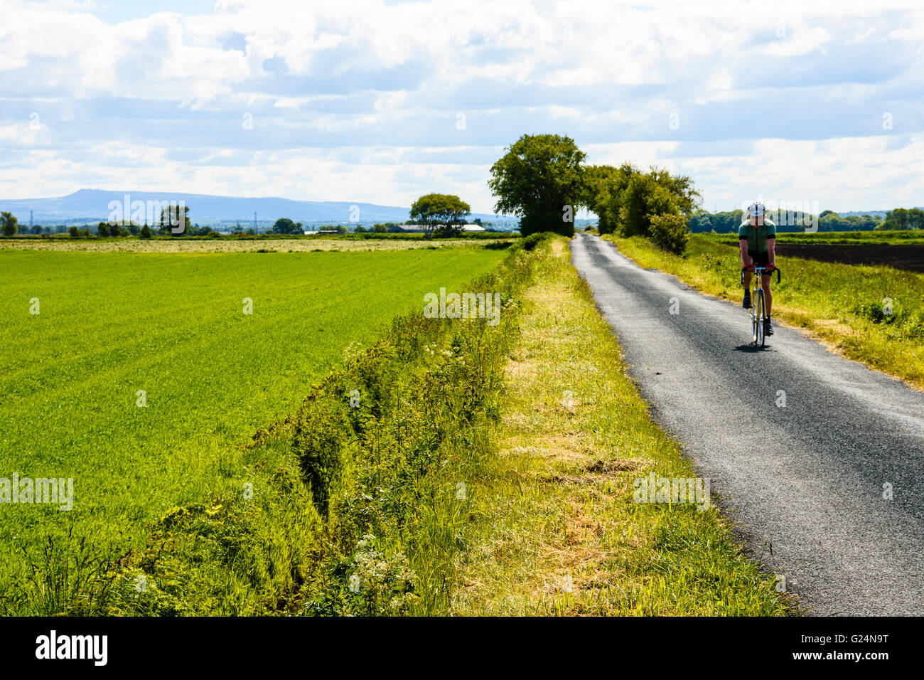 Radfahrer auf ruhigen Gasse zwischen bloße Stirn und Sollom in West Lancashire Stockfoto