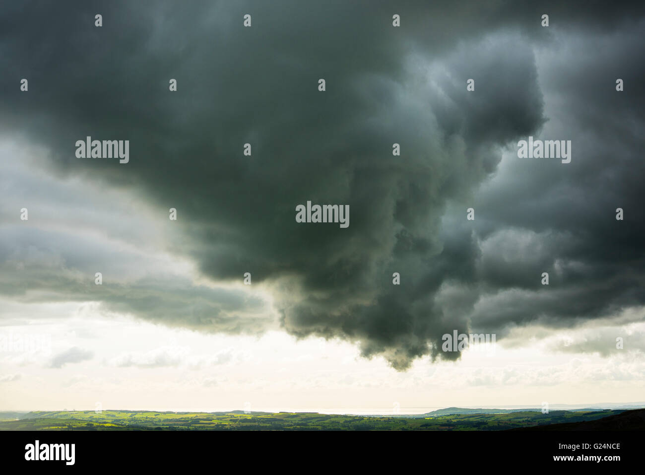 Dramatische Wolken über die Lune Valley in Lancashire und Morecambe Bay von Skalen Moor in den Yorkshire Dales Stockfoto